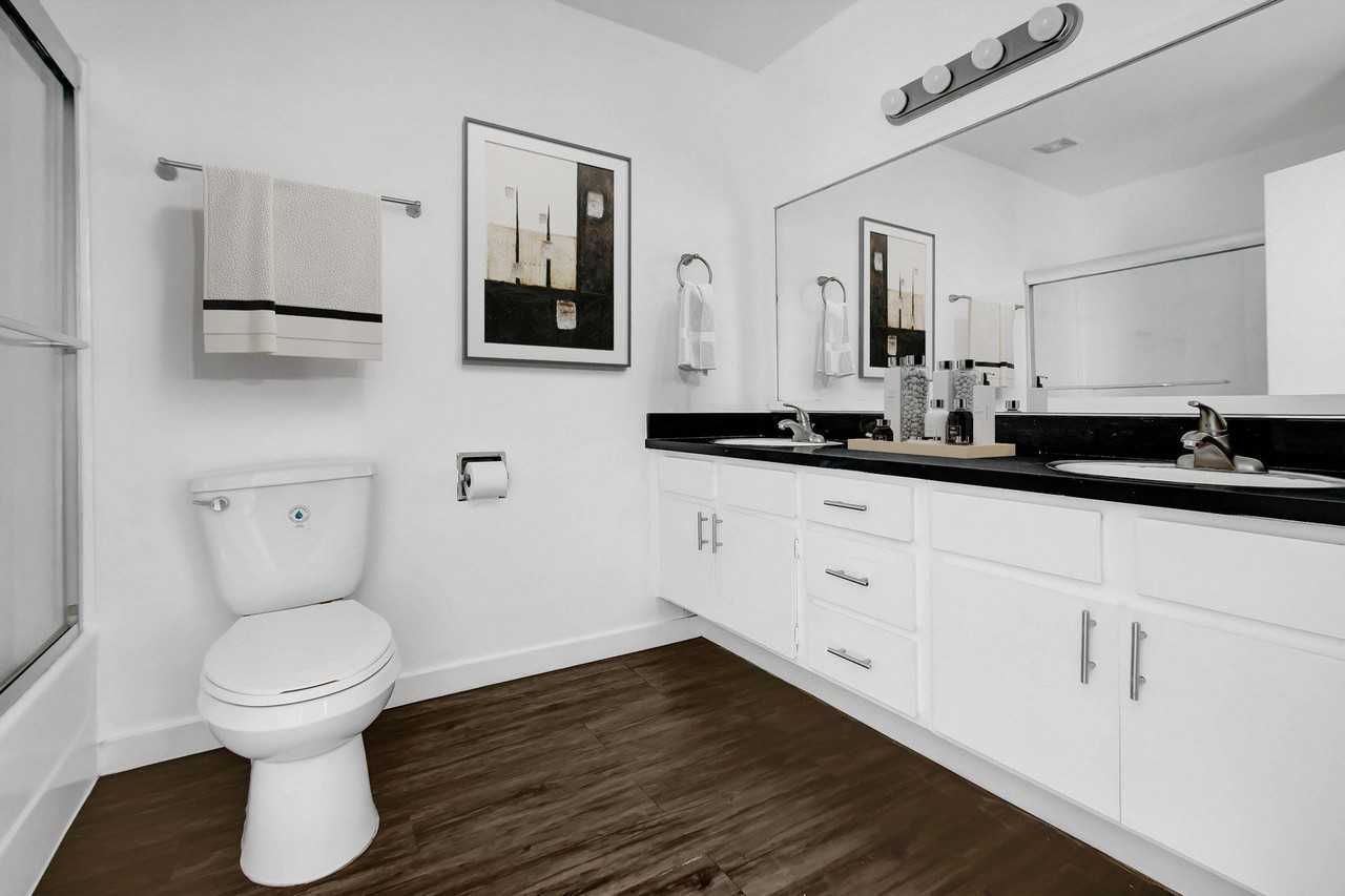 La Scala Apartments - Photo 5 of 15