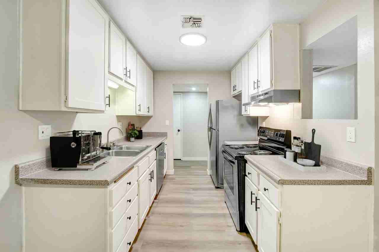 La Scala Apartments - Photo 6 of 15