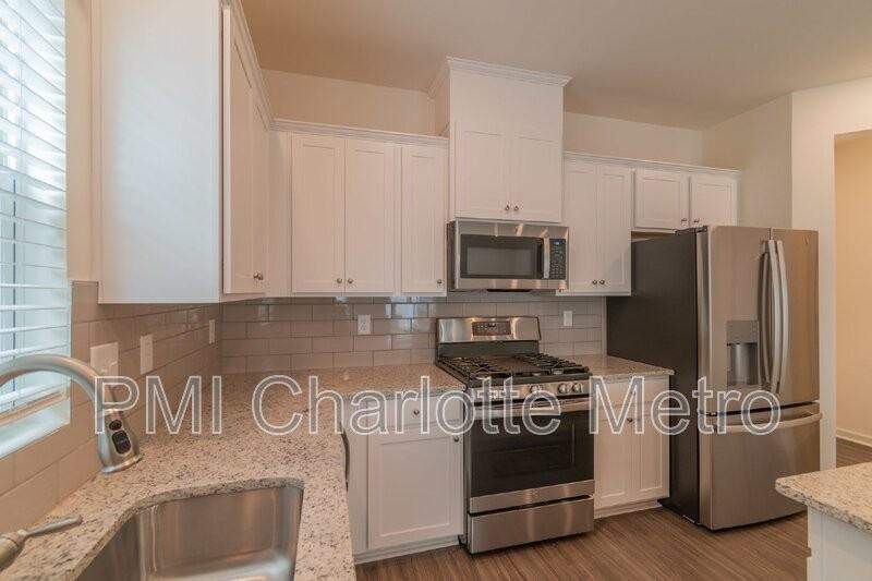 7139 Bentz St - Photo 5 of 19