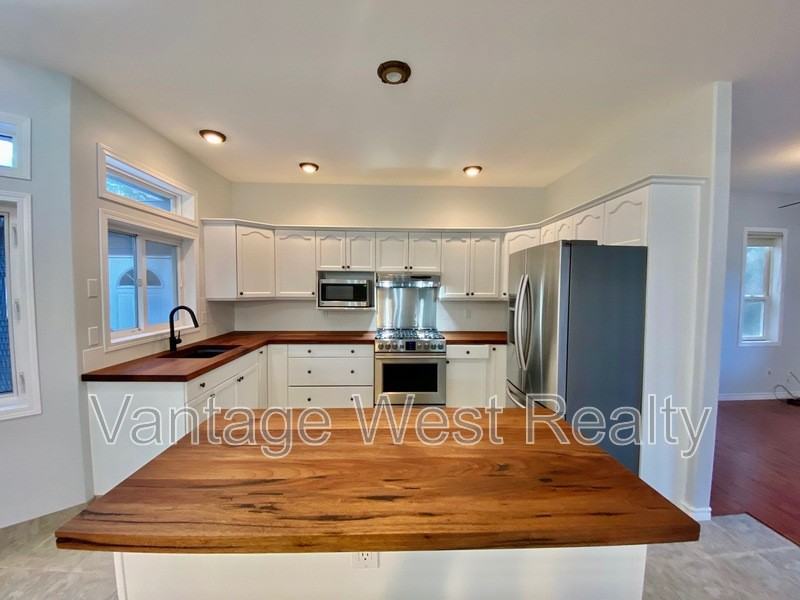 2105 Shannon Way - Photo 2 of 50