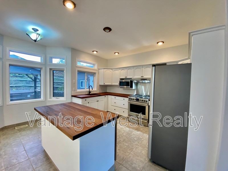 2105 Shannon Way - Photo 3 of 50