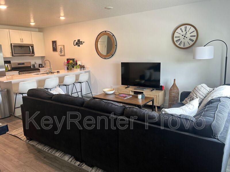 1084 E Seaside St - Photo 3 of 20