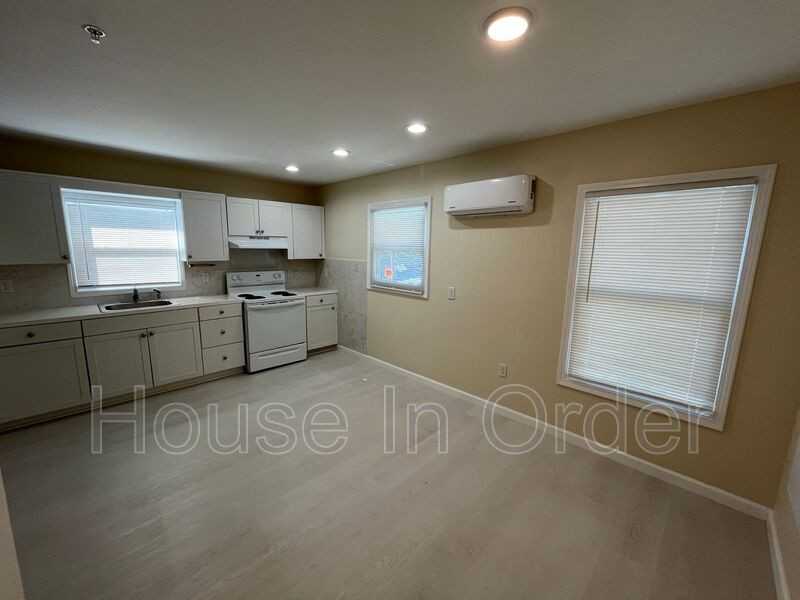 305 8th Ave E #201 - Photo 3 of 5