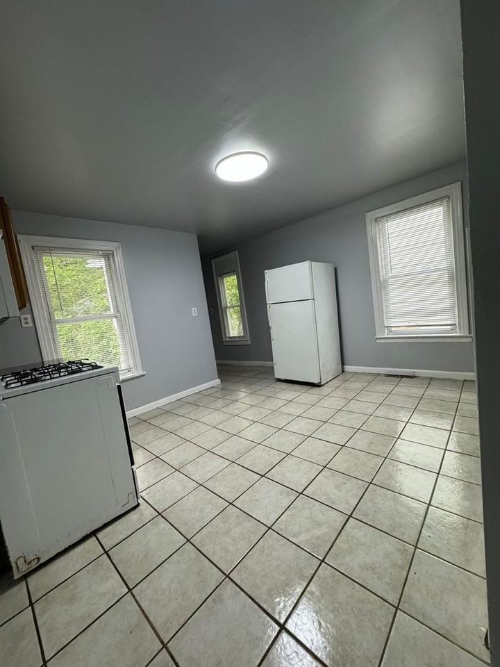 123 Thompson - Photo 3 of 9