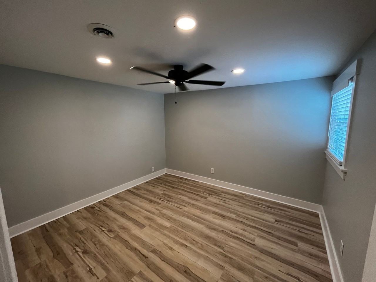 504 N Kerr Ave - Photo 2 of 36