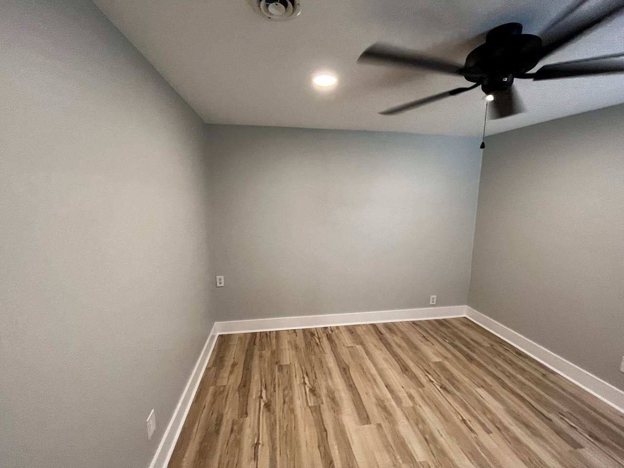 504 N Kerr Ave - Photo 3 of 36