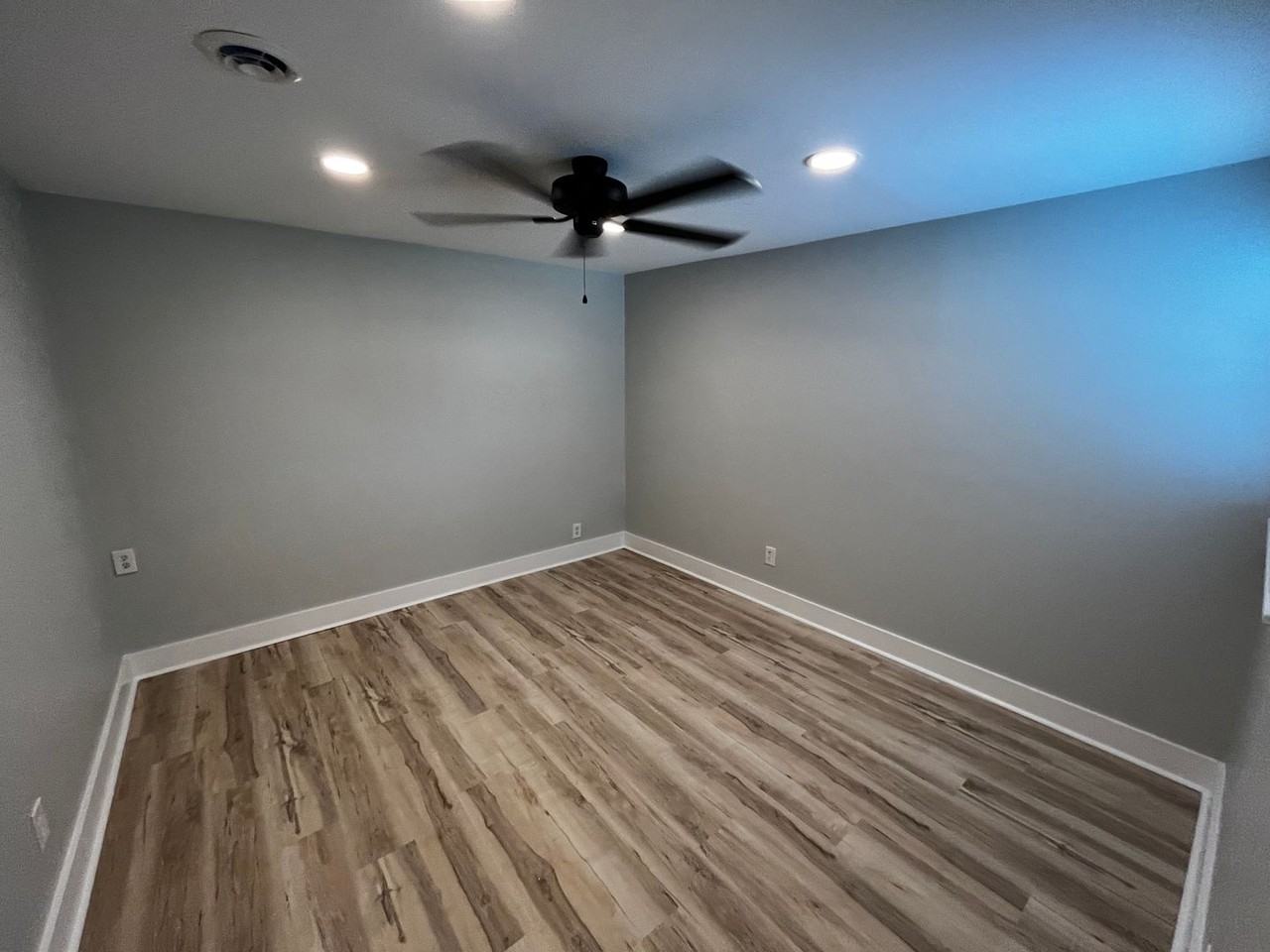 504 N Kerr Ave - Photo 4 of 36