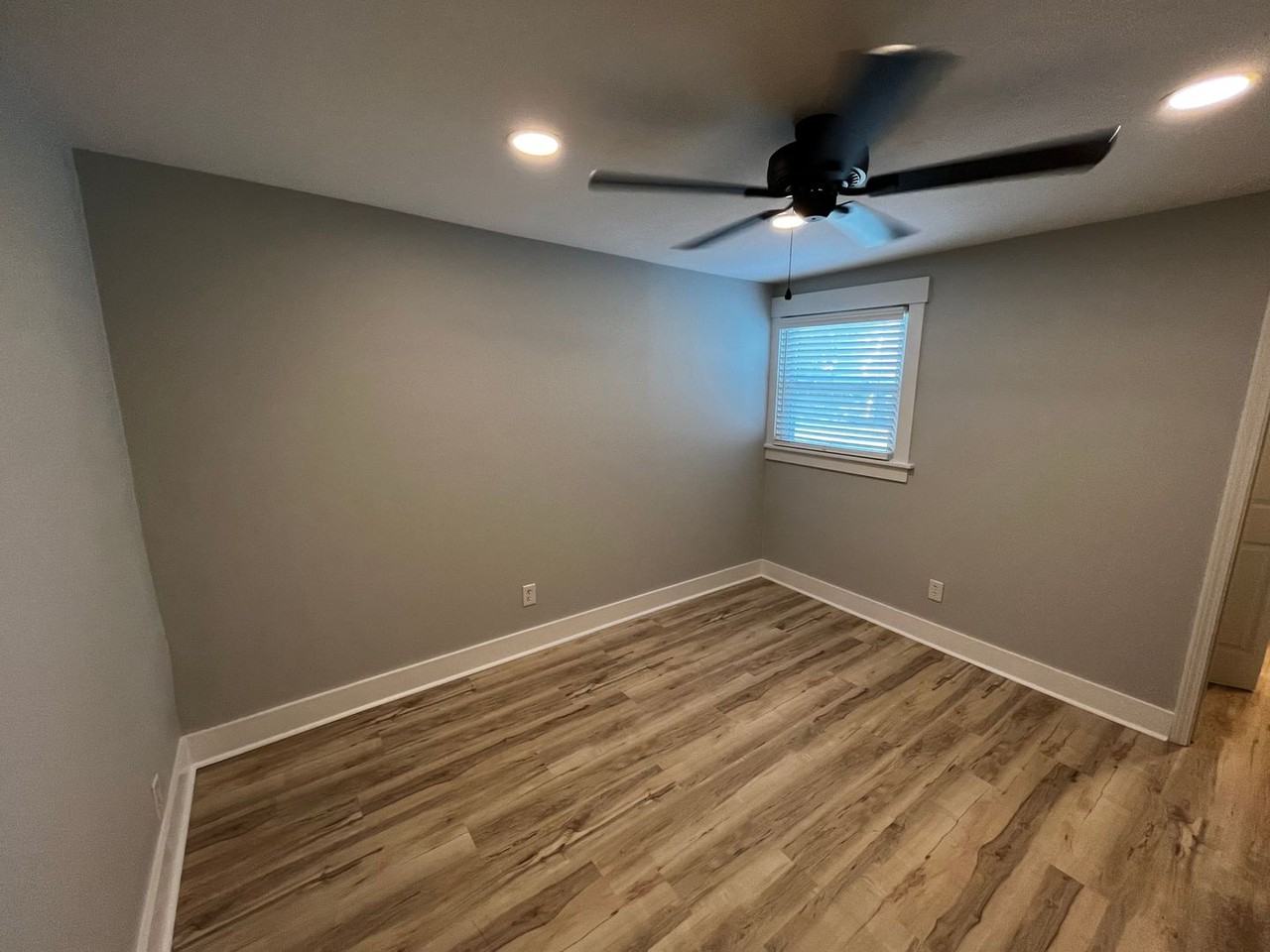 504 N Kerr Ave - Photo 5 of 36