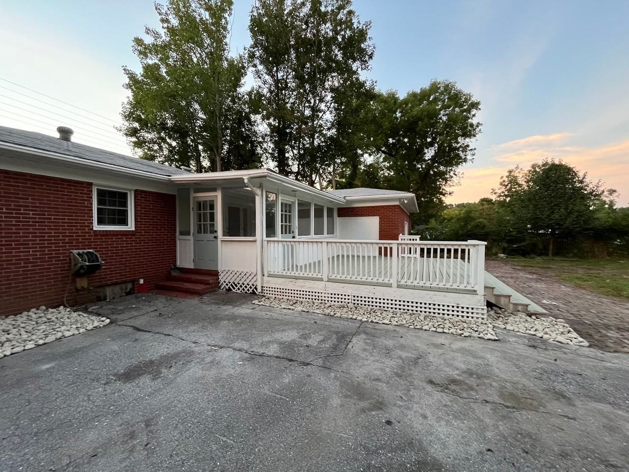 522 N Kerr Ave - Photo 3 of 43
