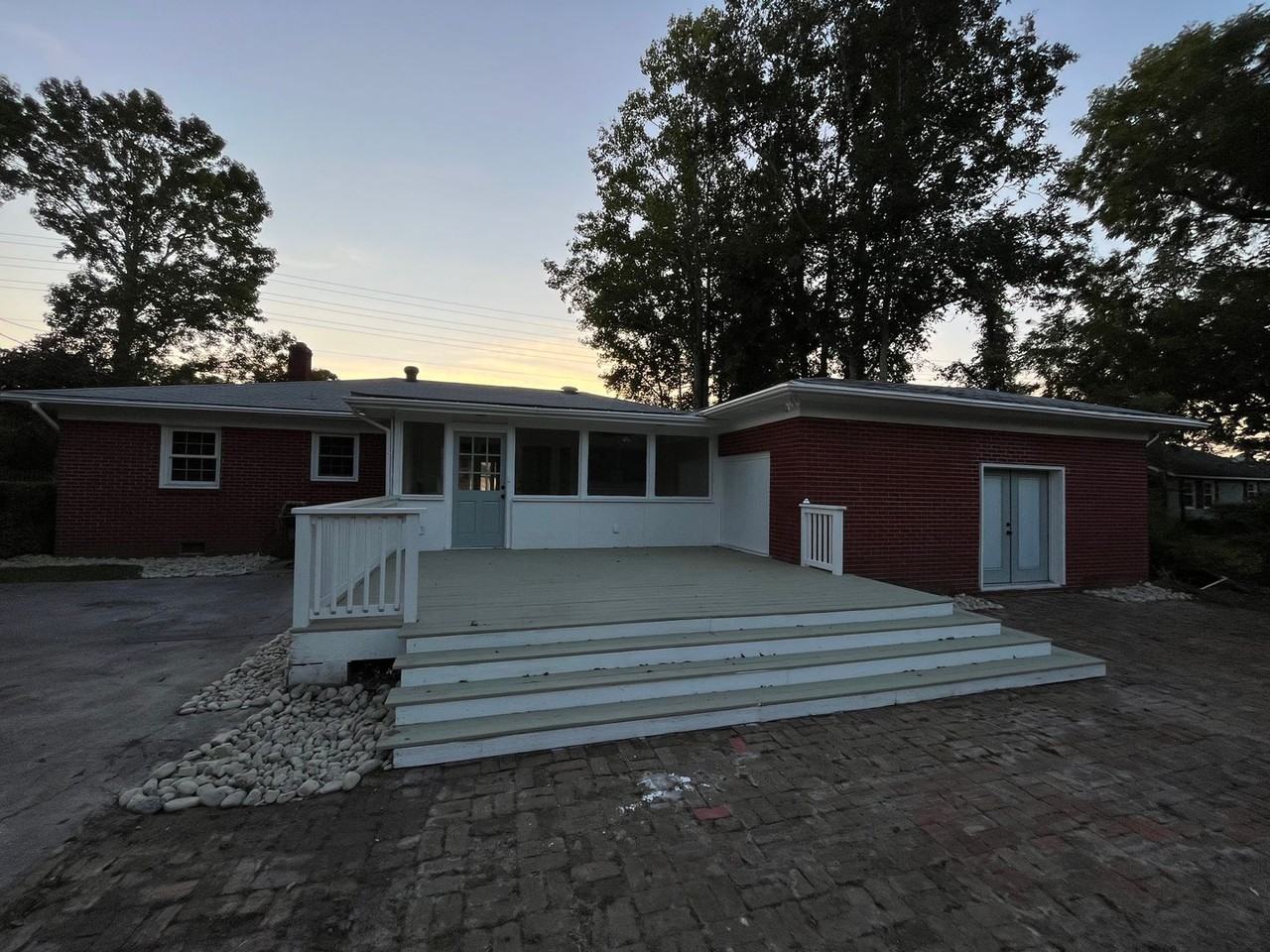 522 N Kerr Ave - Photo 6 of 43