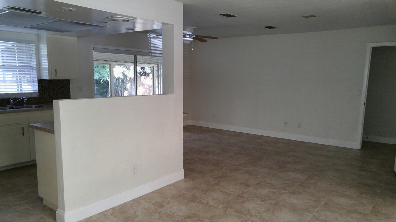 1726 Sw 42nd Ave - Photo 2 of 21