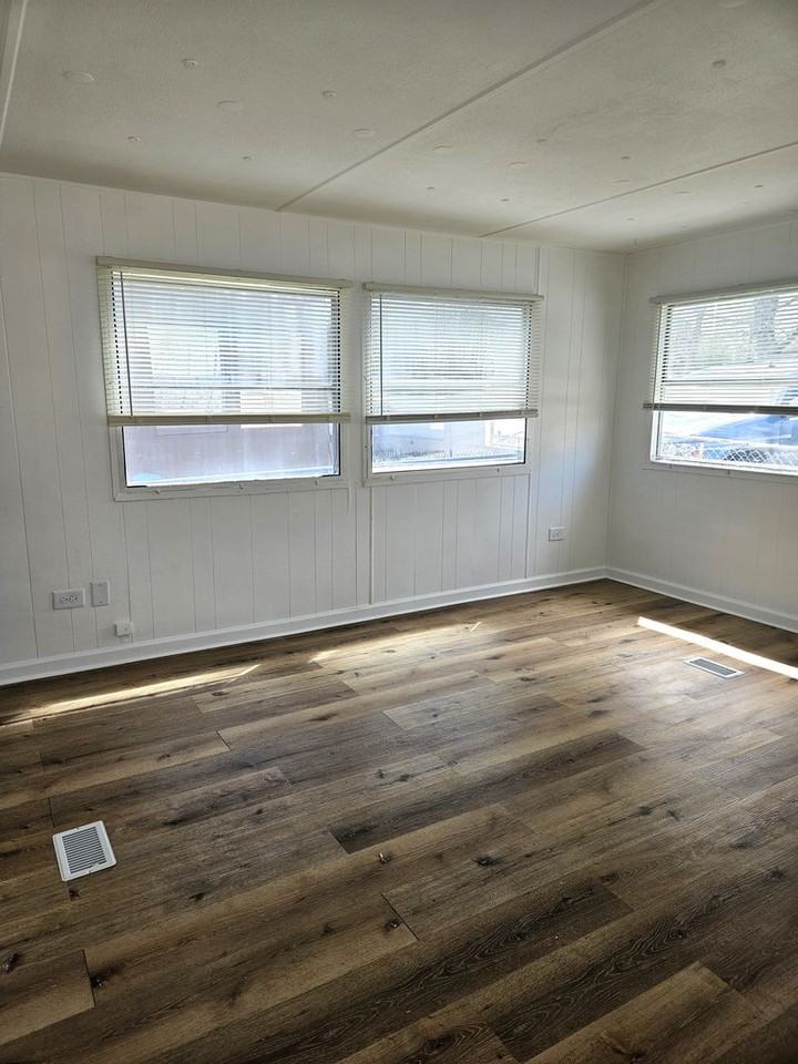 121 N 6th Ave - Photo 2 of 6