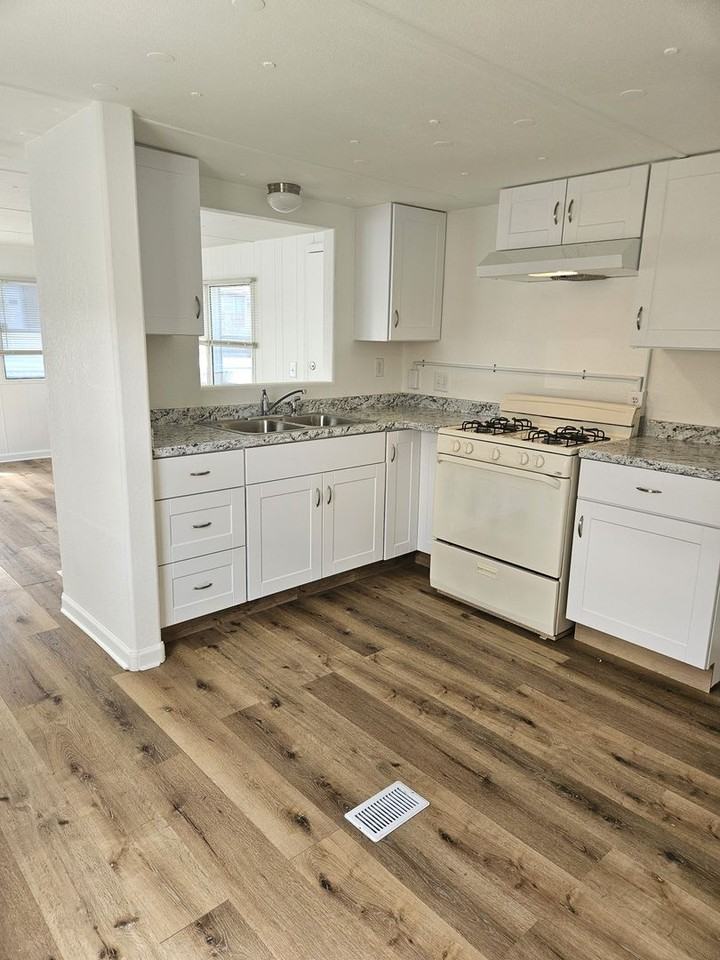 121 N 6th Ave - Photo 3 of 6