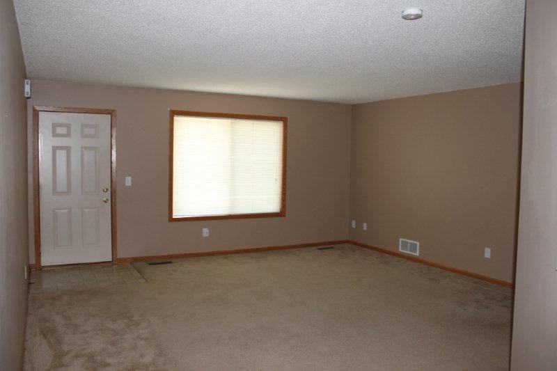 210 Hawkins Dr - Photo 3 of 6