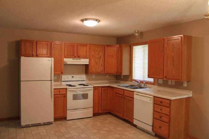 210 Hawkins Dr - Photo 4 of 6