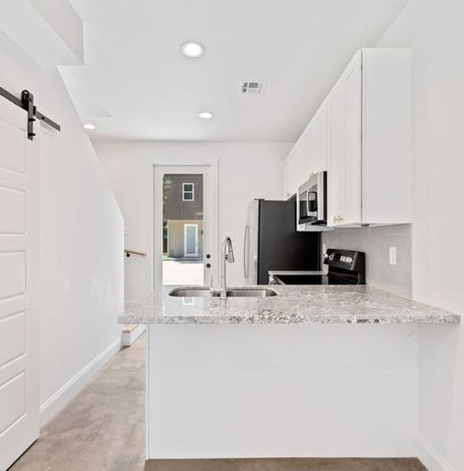 305 Ella St #1 - Photo 4 of 13