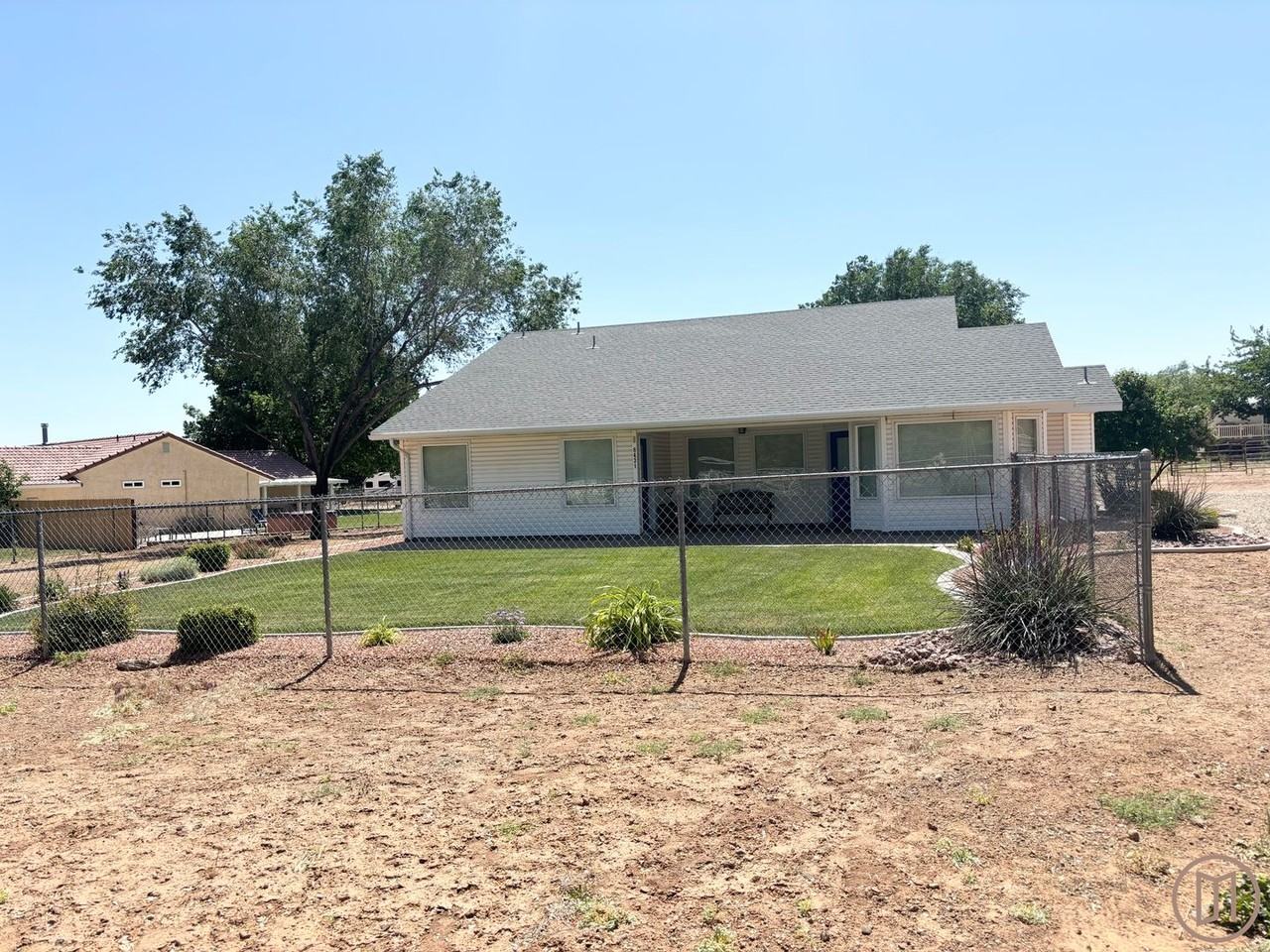 8431 N Sapphire - Photo 2 of 37