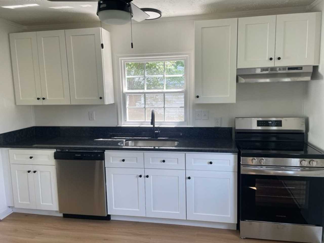 1024 Halsey Ln - Photo 3 of 9