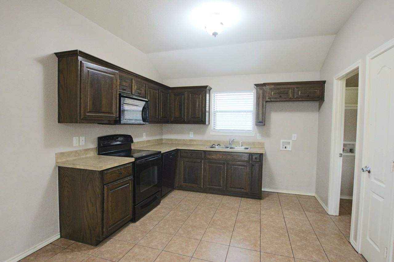 16950 Sentinel Ln - Photo 5 of 17