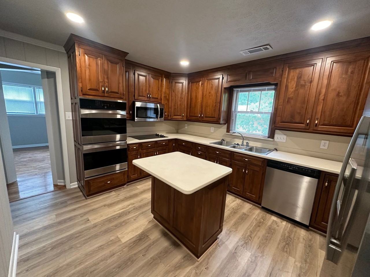 142 S Poplar St - Photo 5 of 29