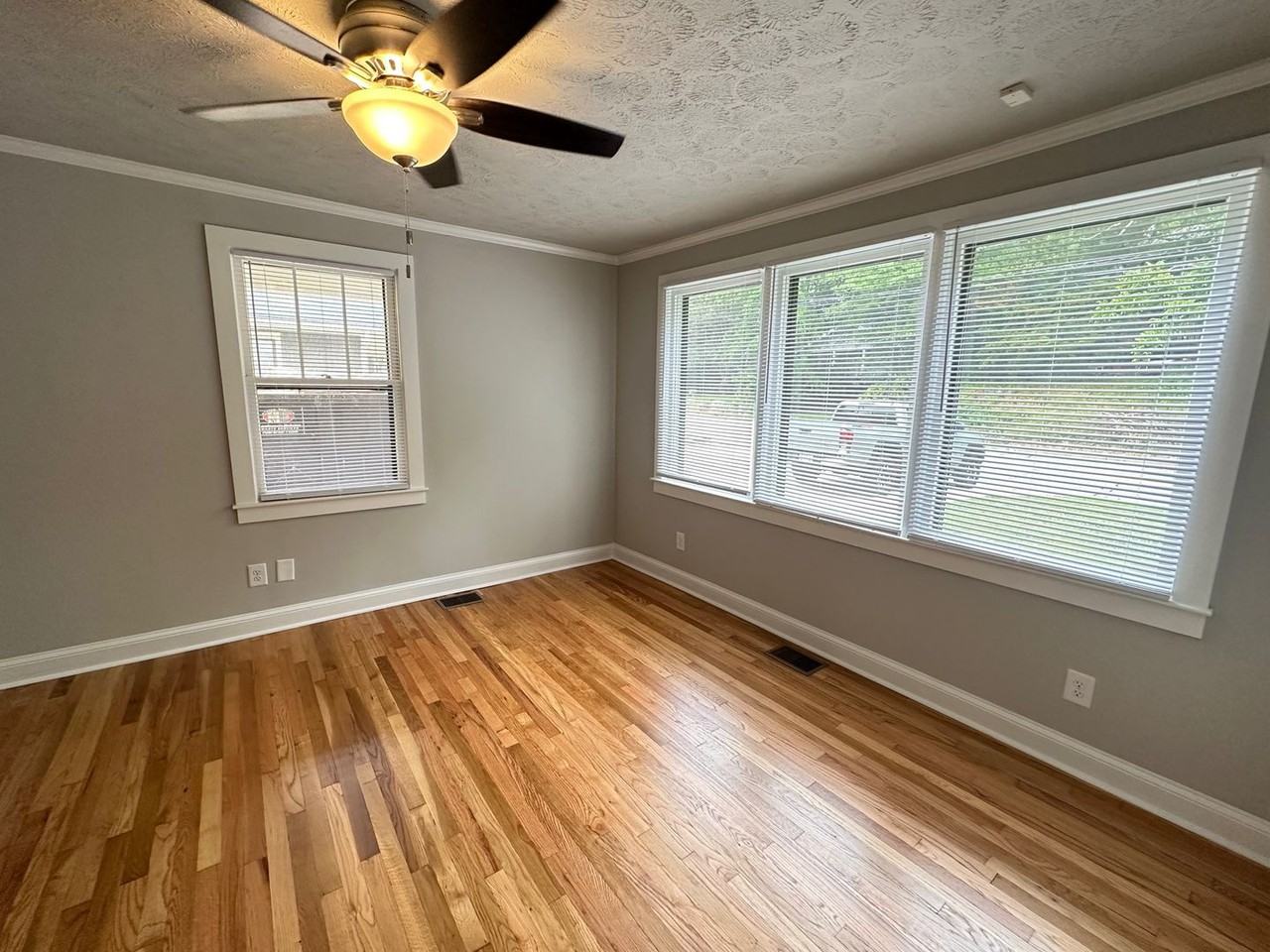 142 S Poplar St - Photo 7 of 29
