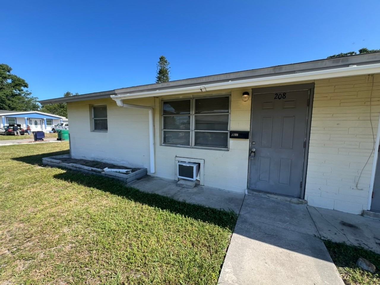 1204 12th Ave W - Photo 2 of 4