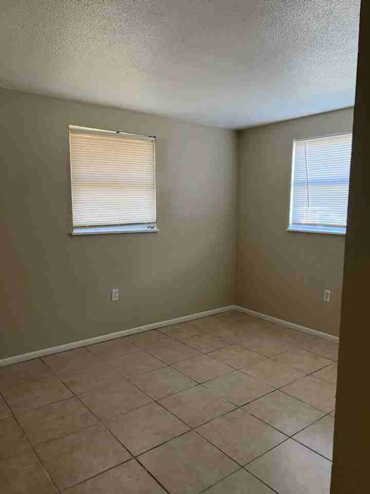 1208 12th Ave W - Photo 7 of 10