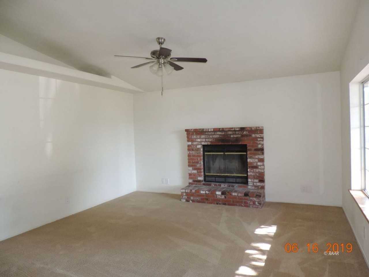 405 N Inyo St - Photo 2 of 9