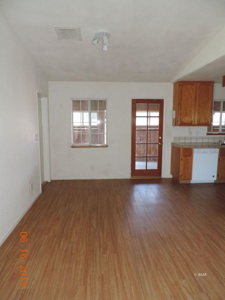 405 N Inyo St - Photo 3 of 9