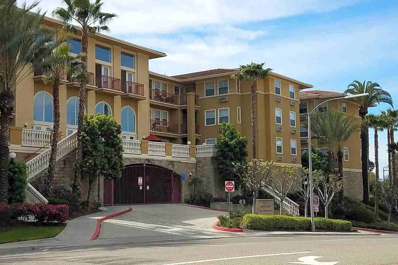 511 E Grand Ave - Photo 2 of 10