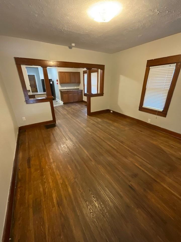 420 N Lincoln St - Photo 3 of 21