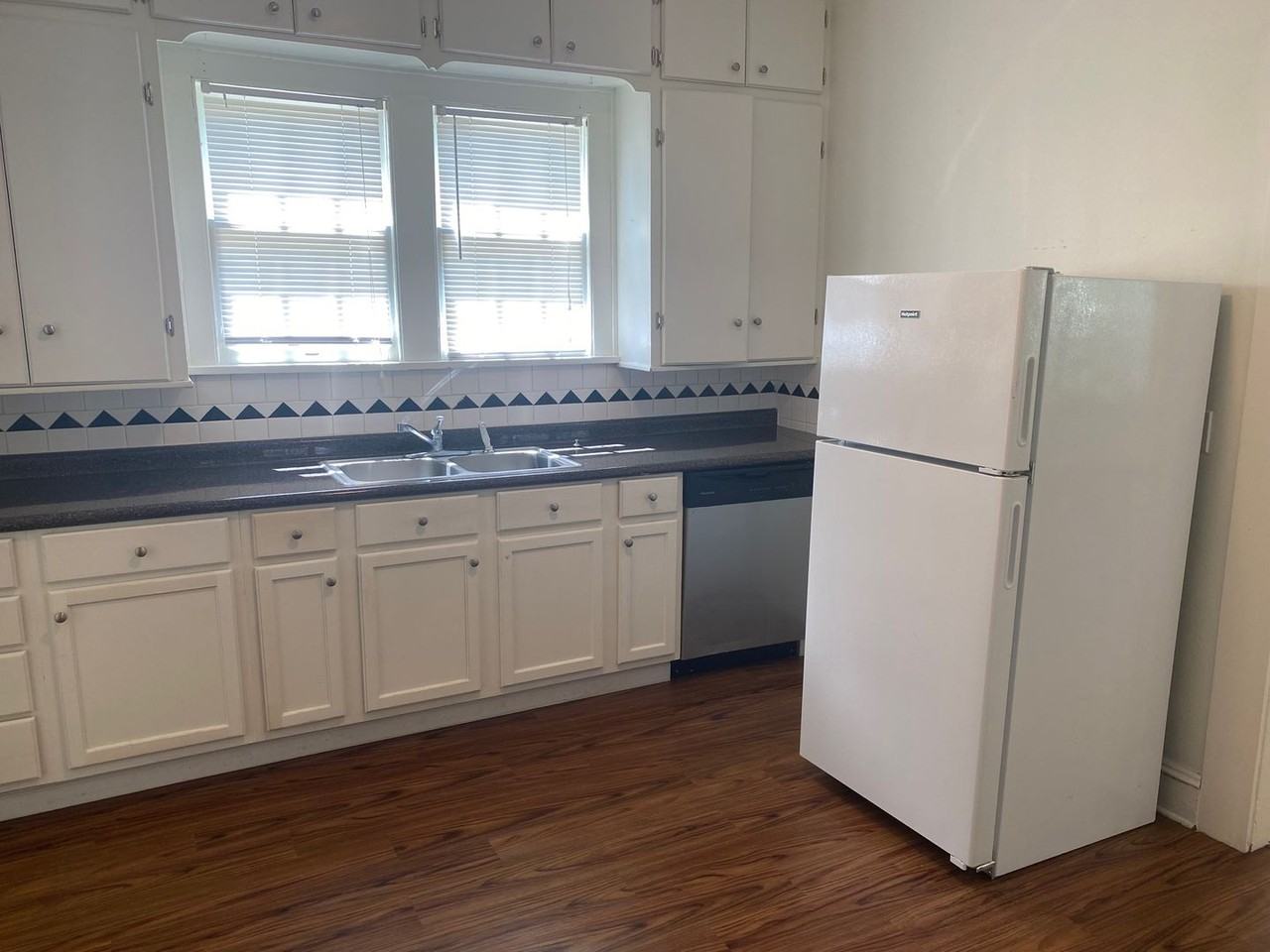 747 Stephenson St - Photo 4 of 11