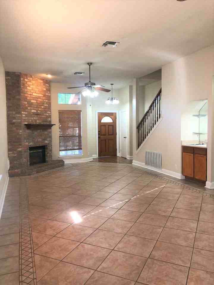 14010 Fairway Oaks - Photo 3 of 17