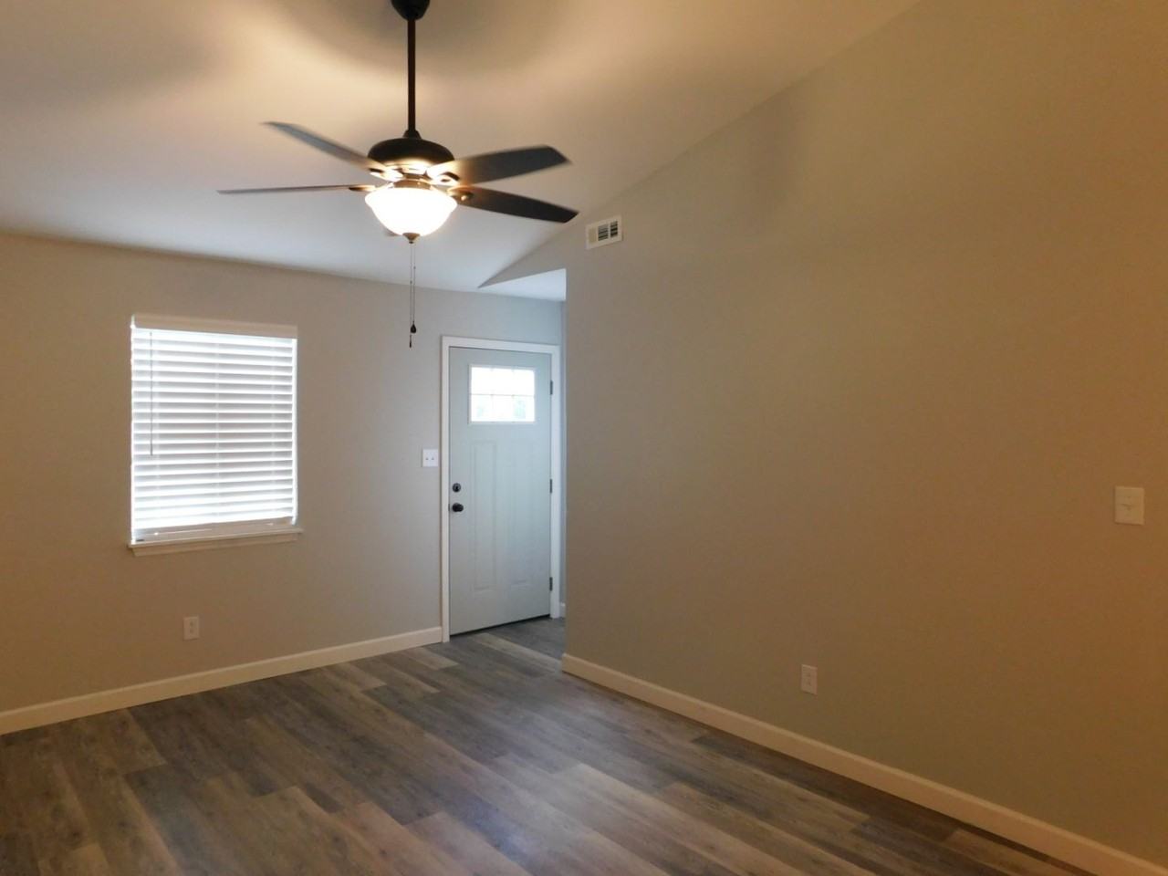 208 Cedar Ridge Ln - Photo 4 of 18