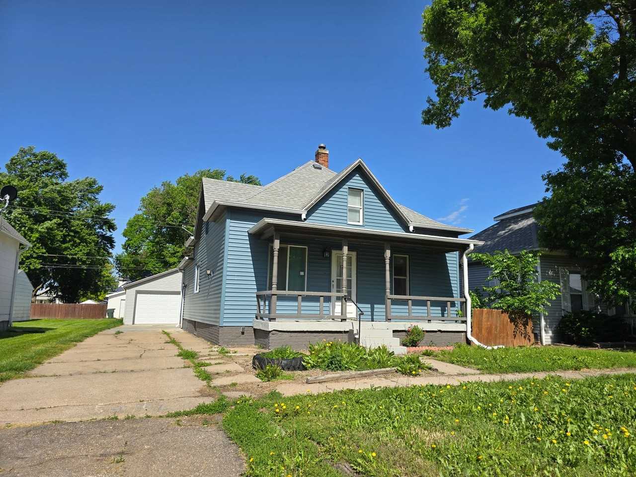 304 S Boston Ave - Photo 2 of 11