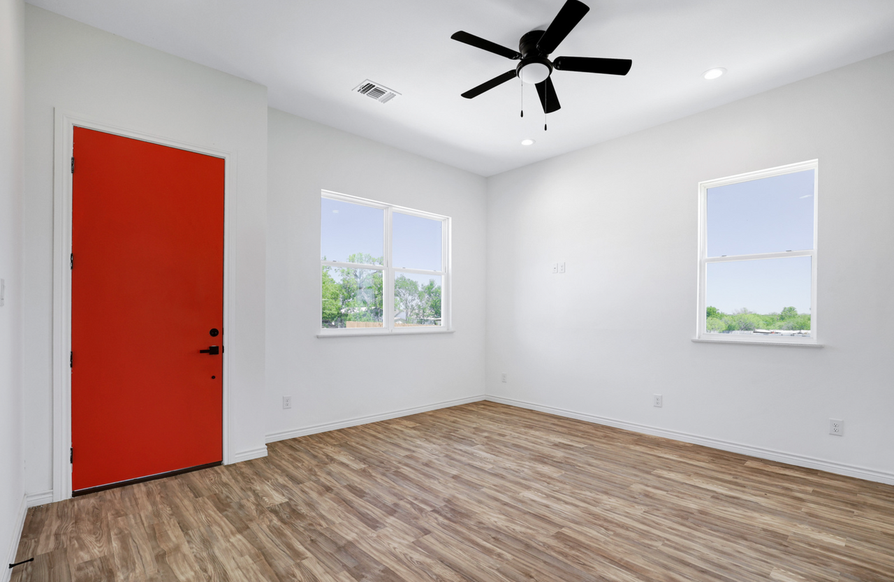 2550 Schley Ave - Photo 3 of 25