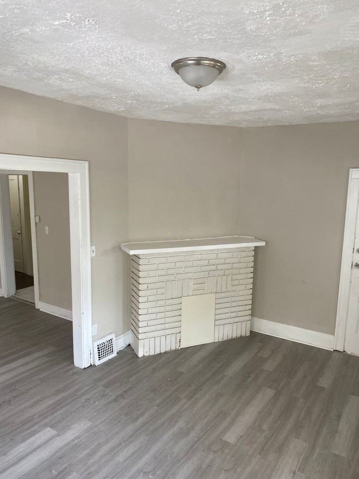 3259 E 123 ST - Photo 4 of 31