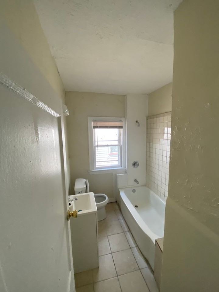3259 E 123 ST - Photo 5 of 31