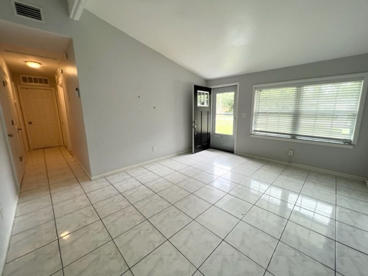 11927 Dowling Ln - Photo 3 of 23