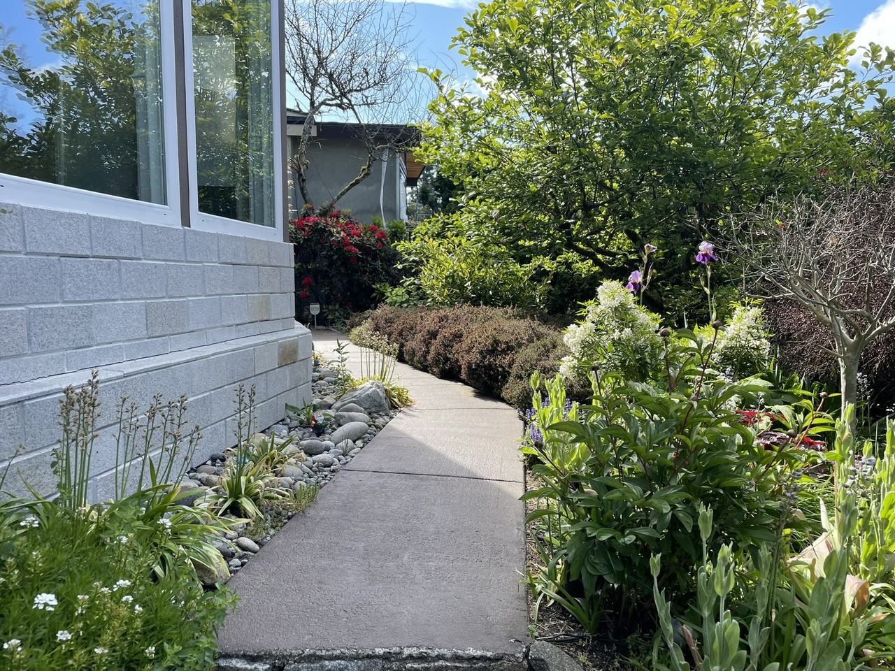 368 Montroyal Boulevard - Photo 2 of 18