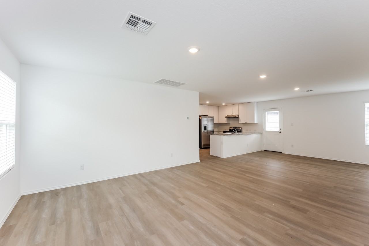 2839 2839 Ruby Xing - Photo 2 of 28