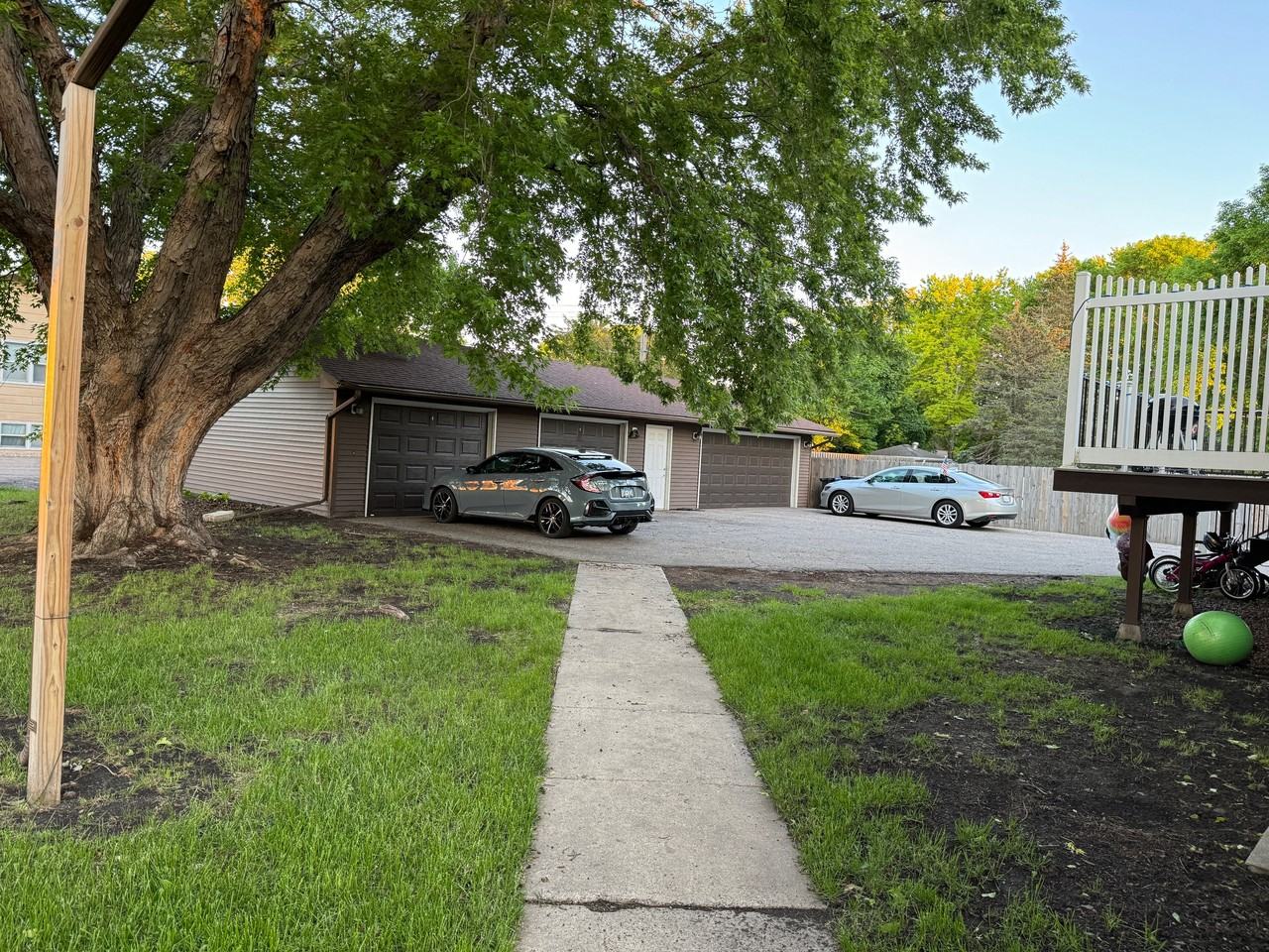 426 Commodore Dr #426 - Photo 2 of 9