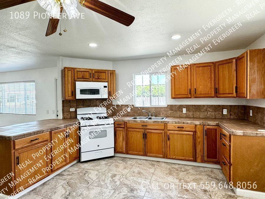 1089 Pioneer Ave - Photo 3 of 12