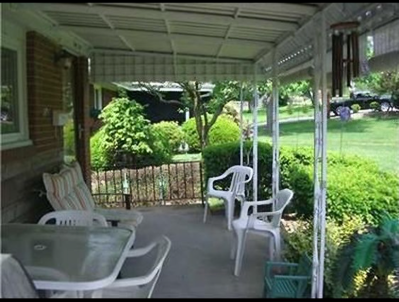 1606 Greentree Rd - Photo 2 of 28