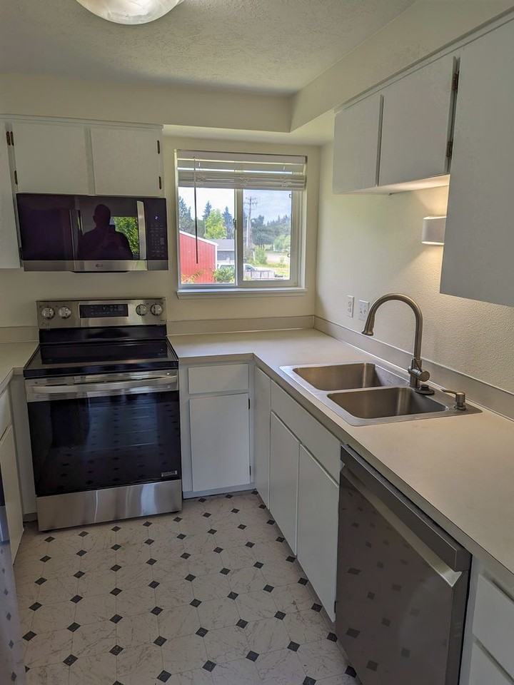 854 Warren St S - Photo 3 of 23