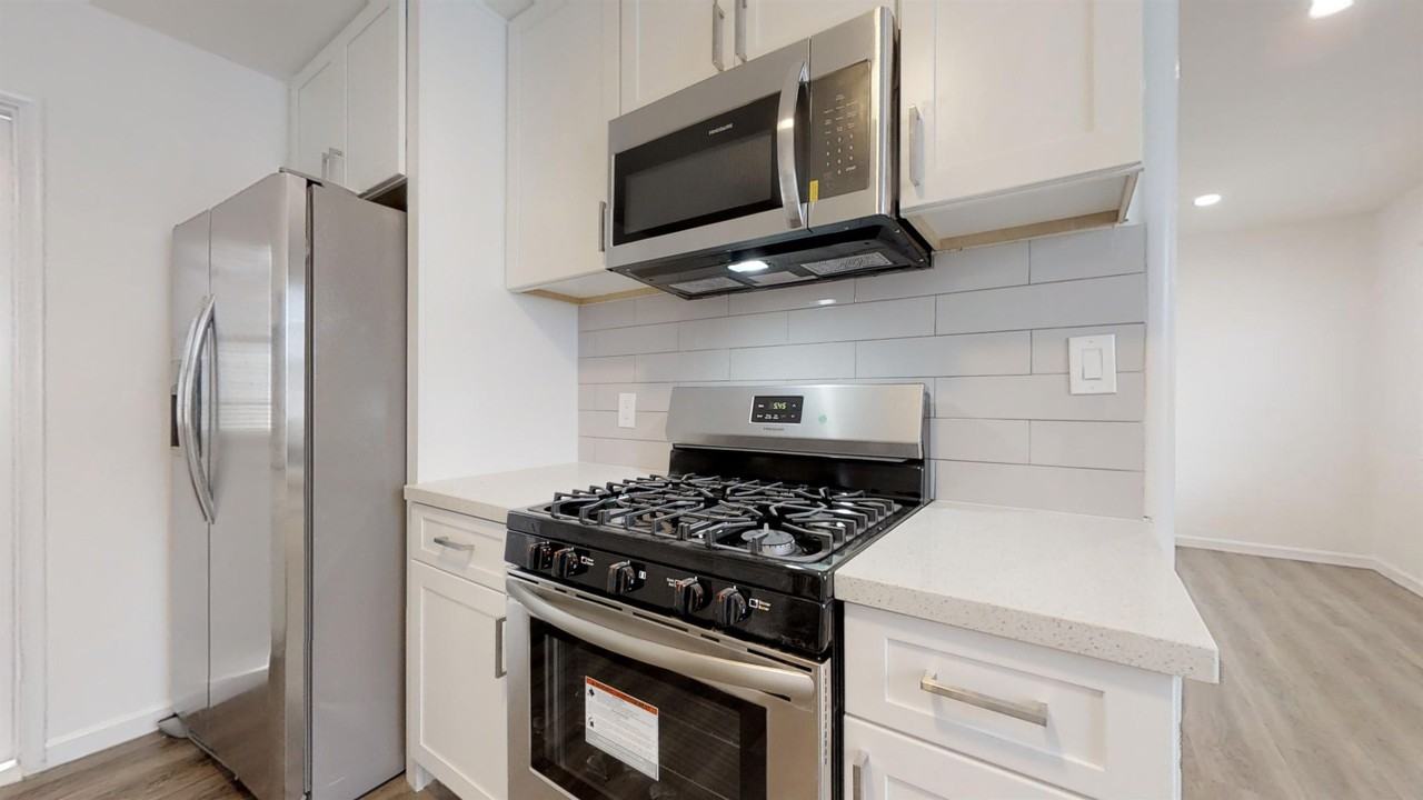 7014 - 7018 Flight Avenue - Photo 2 of 19