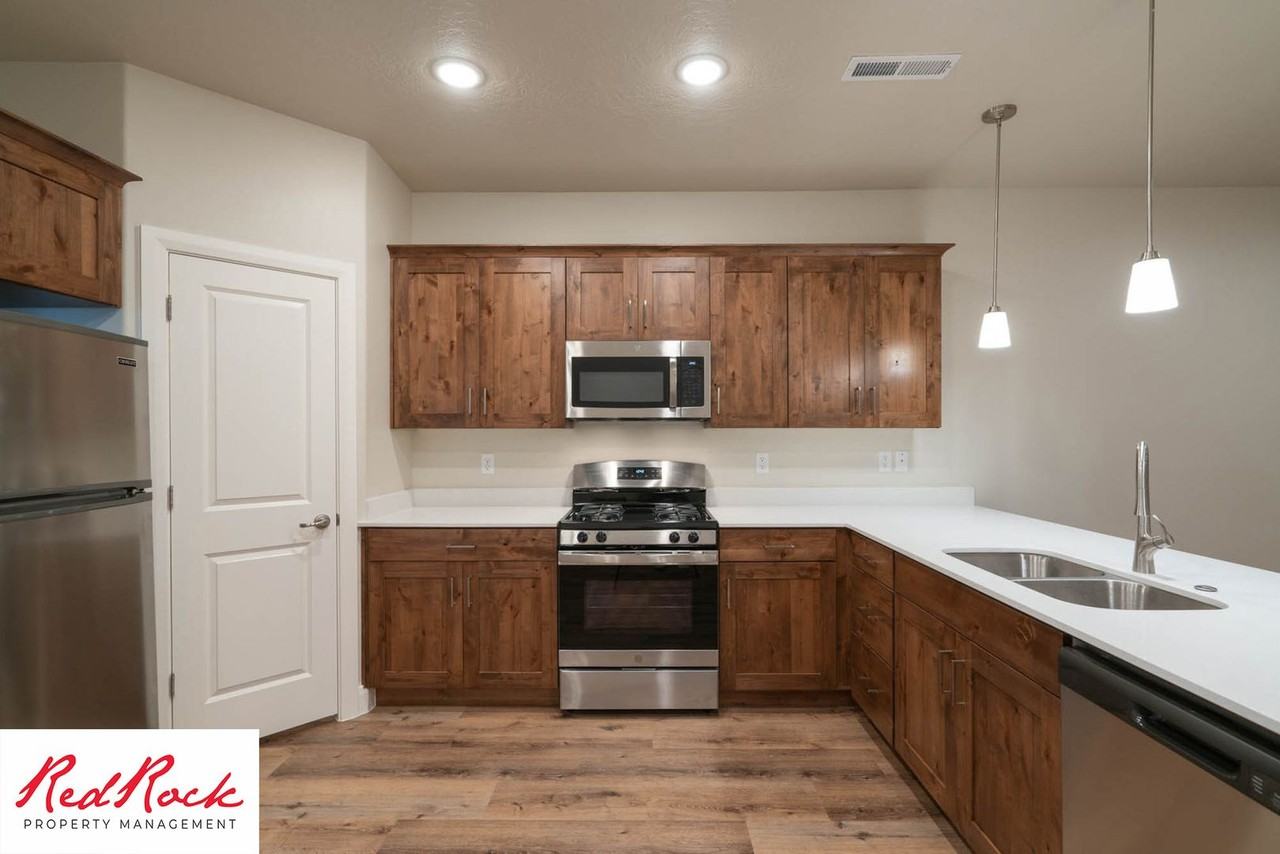 493 N 550 W - Photo 4 of 50