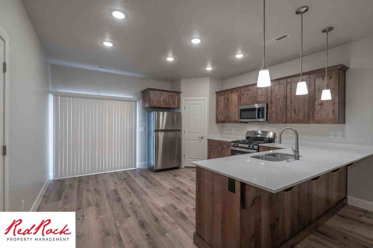 493 N 550 W - Photo 2 of 50