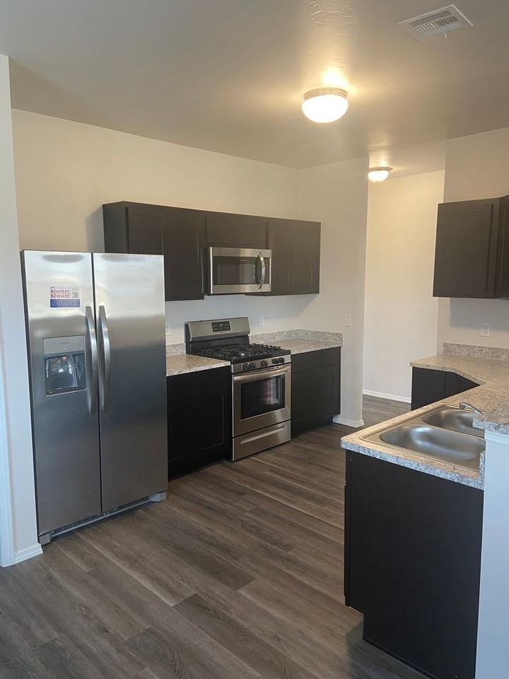 539 Se 4th St - Photo 7 of 22