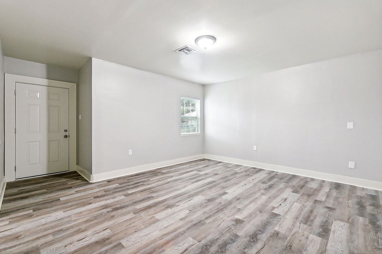 1005 Isbell St - Photo 2 of 13